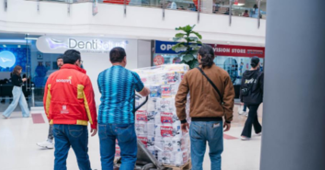 Foto de personas traslaando ayudas humanitarias.