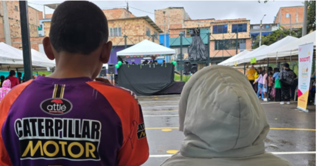 Foto de dos iños de espaldas