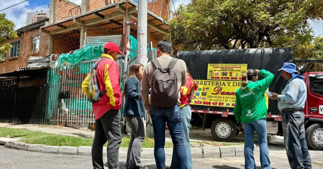 Foto de una de las visitas en el centro de Bogotá sobre disposición adecuada de escombros.