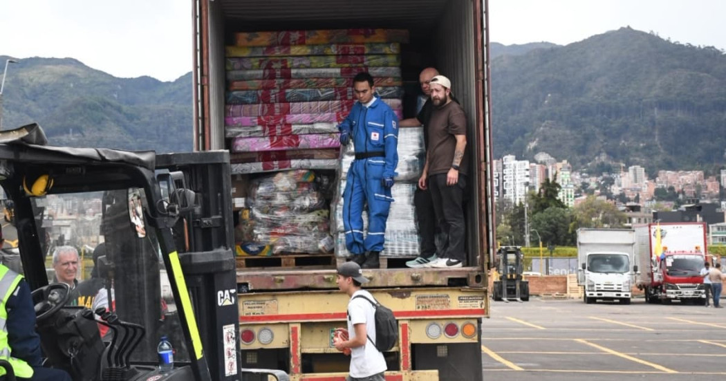 Foto de un camión de cargado de ayudas saliendo desde Bogotá.