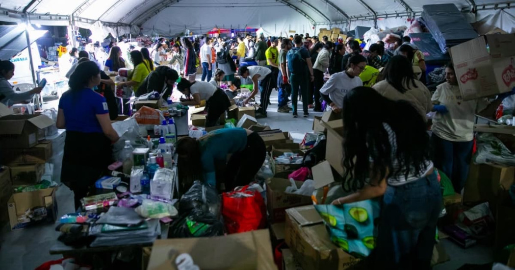 Foto de un punto de acopio y ayudas en Bogotá para damnificados del terremoto.