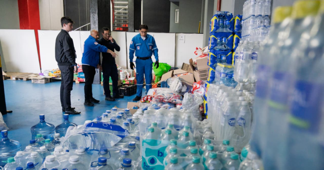 Fot e funcionarios del distrito con donaciones 