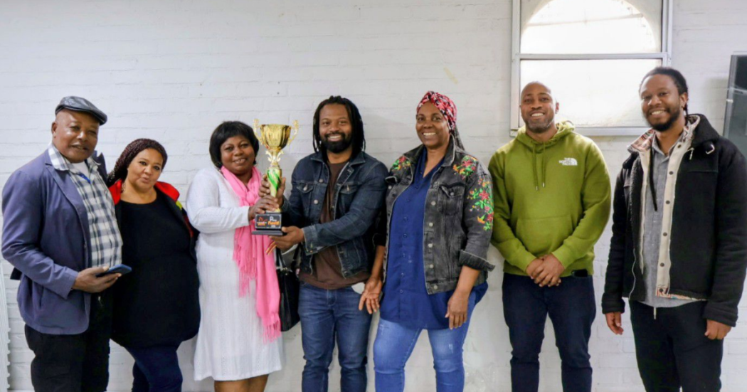 Foto de personas de la localidad de Barrios Unidos con un trofeo