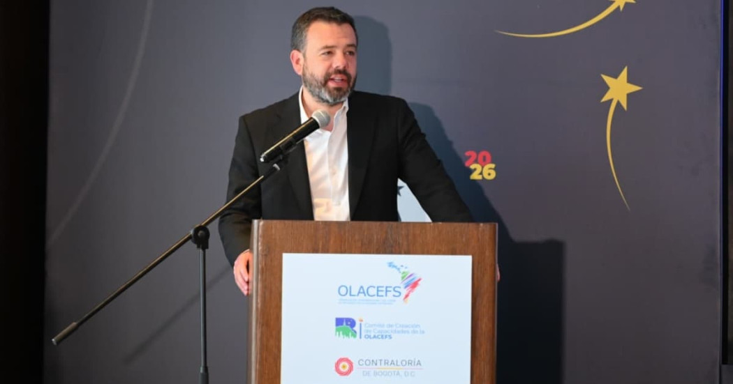 El alcalde Carlos Fernando Galán en un atril hablando en el marco del OLACEFS