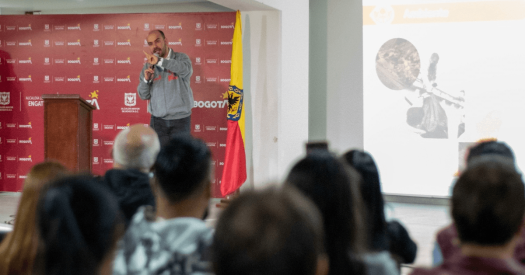 Foto que muestra un señor hablando en un auditorio 