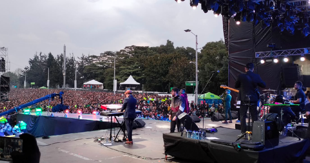 Foto de un grupo musical en tarima del parque Simón Bolívar en el marco de Rock al Parque.