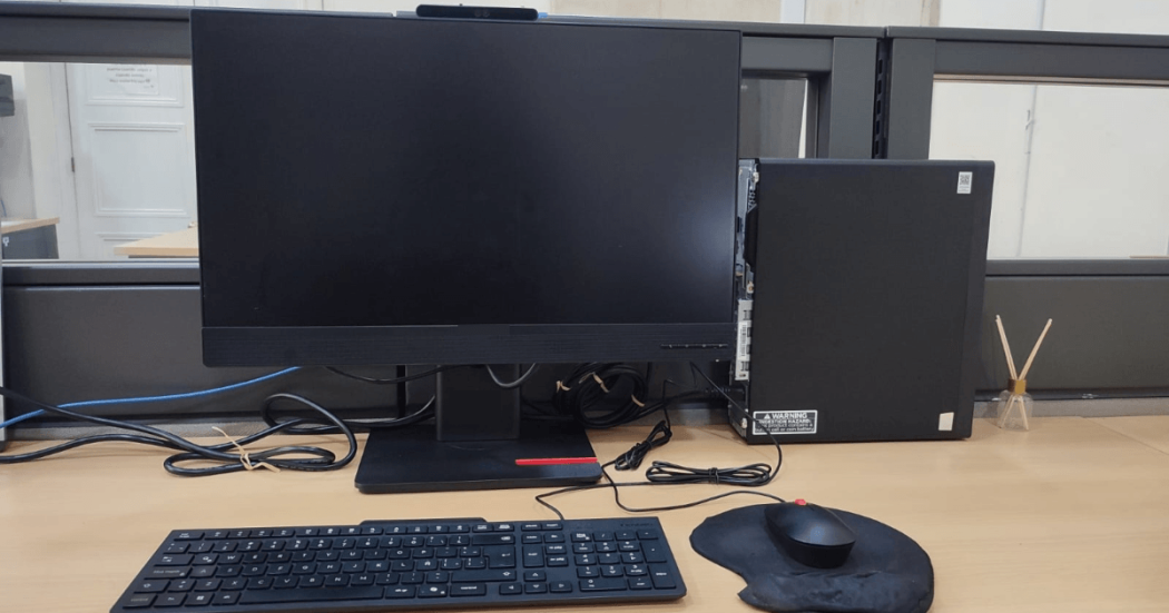 Foto que muestra un computador en una oficina en Bogotá.