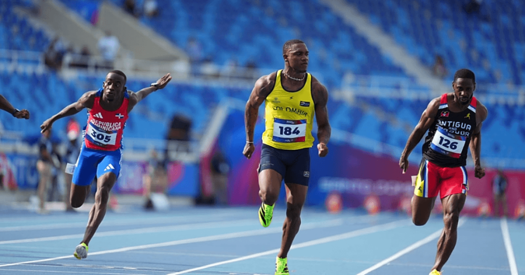 Ronal Longa compite en prueba de velocidad sobre pista azul durante los Juegos Centroamericanos y del Caribe 2026.