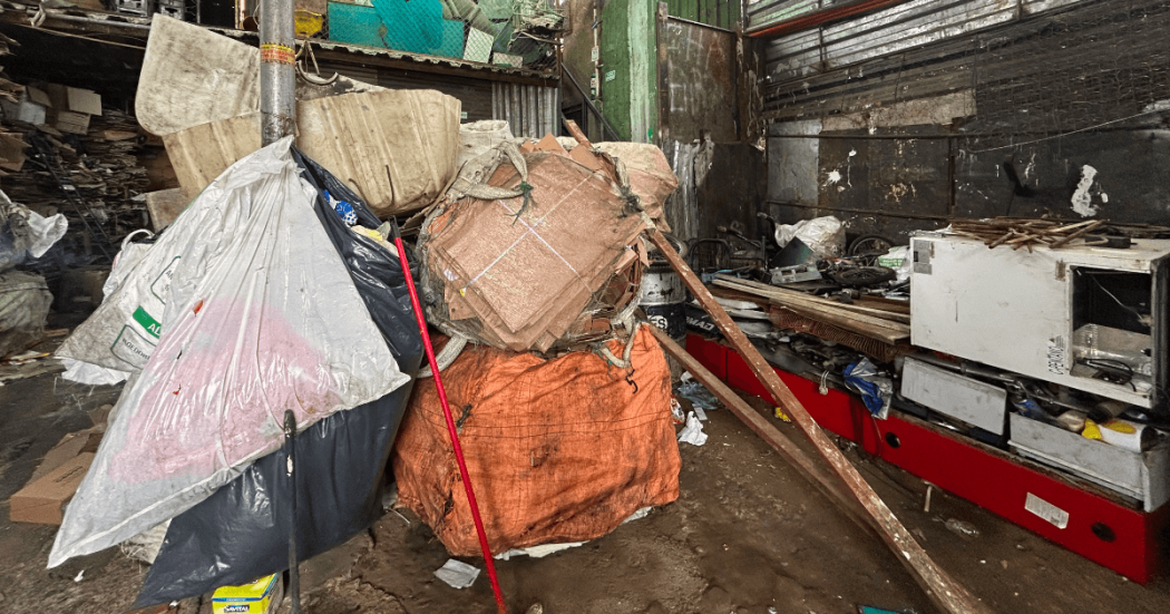 Costal de residuos aprovechables en bodega de reciclaje.