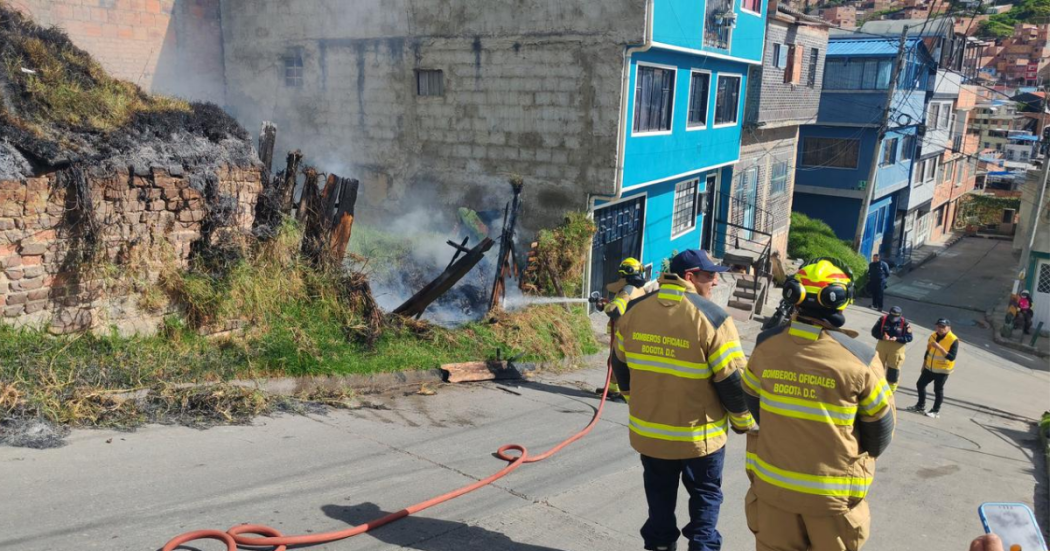Foto de unos bomberos controlando un incendio en la localidad de San Cristóbal en Bogotá.