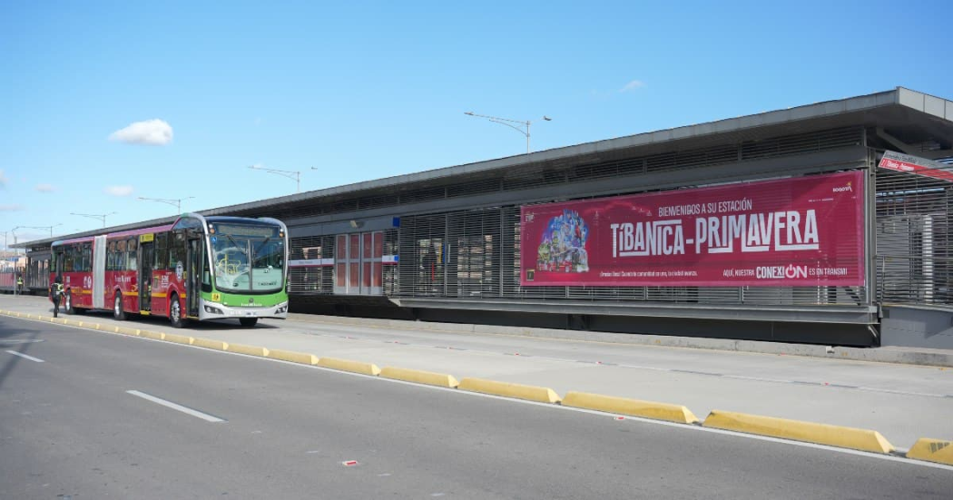 Foto de una estación de TransMilenio en la avenida Ciudad de Cali en la localidad de Bosa, al sur de Bogotá.