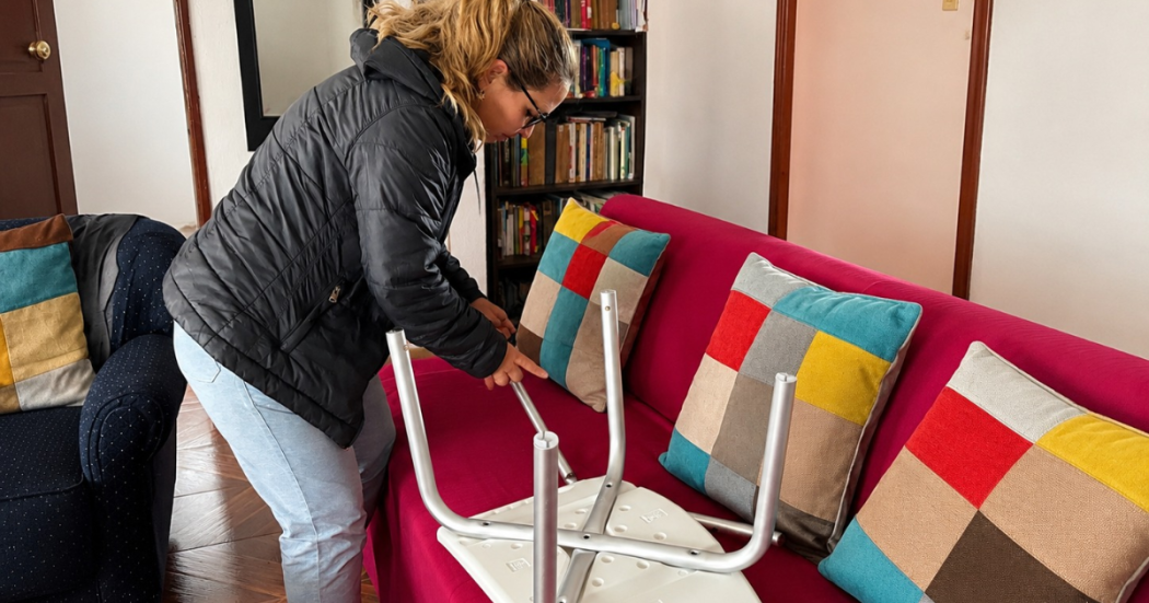 Foto de una persona armando una silla blanca