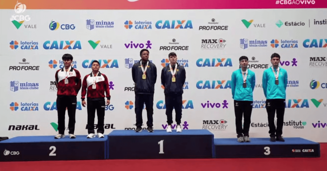 Seis deportistas con medallas permanecen sobre un podio de premiación con los puestos 1, 2 y 3.