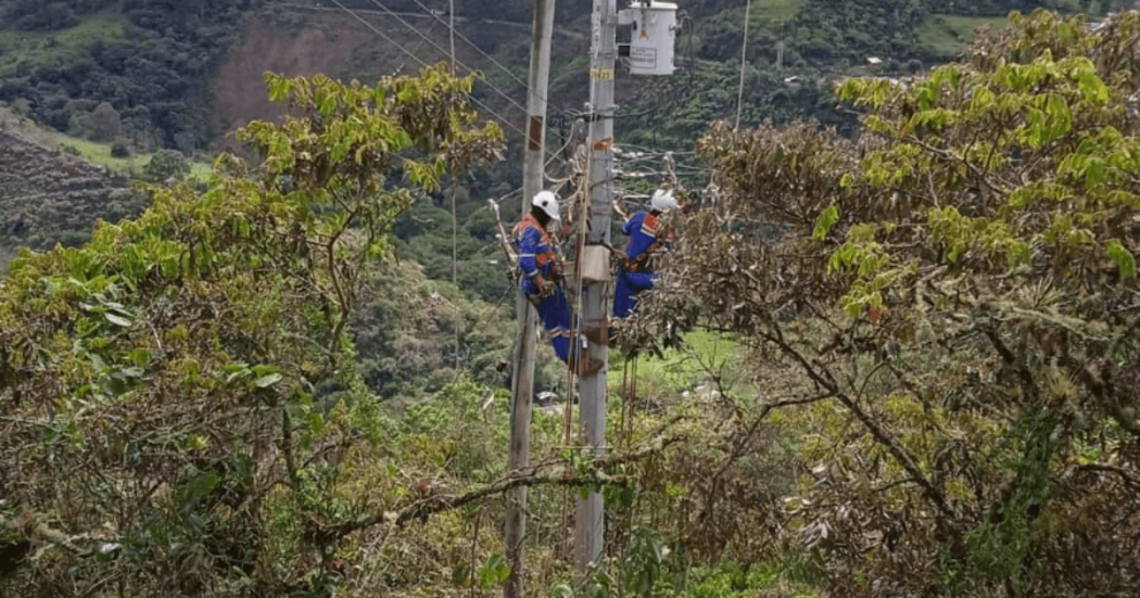 Foto que muestra personas con el uniforme de Enel Colombia realizando labores de mantenimiento