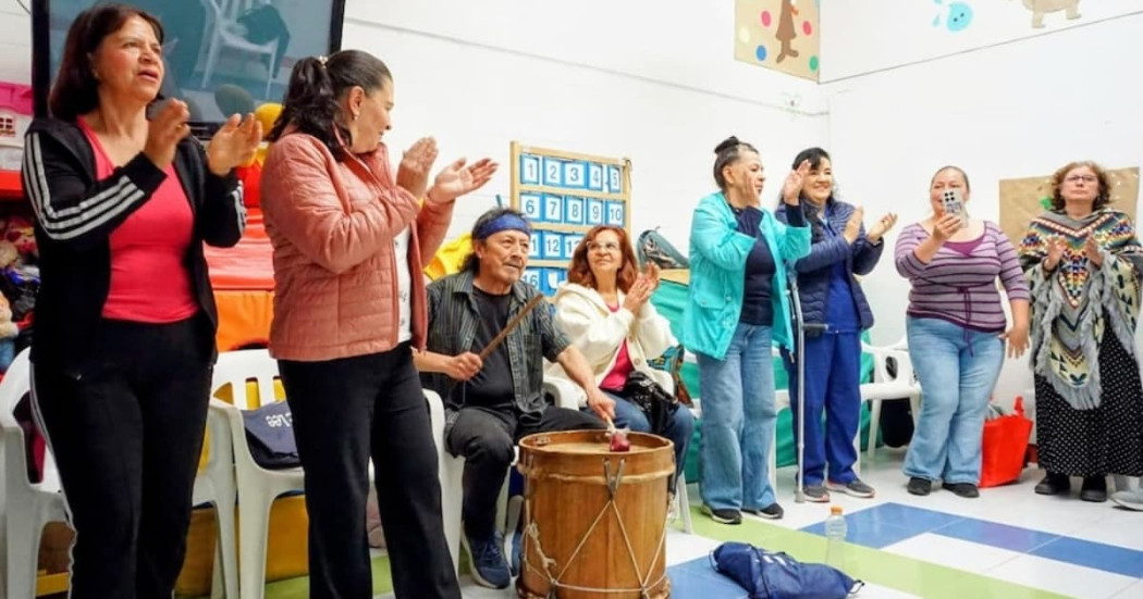 Jóvenes, personas adultas y mayores participando en un acto musical en el Centro de Desarrollo Comunitario (CDC) José Antonio Galán