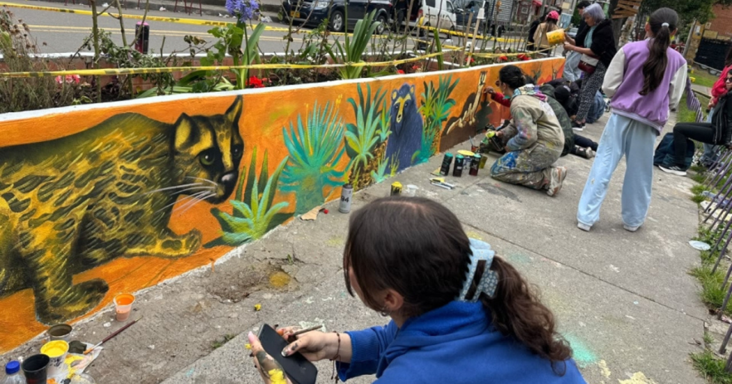 Imagen de materas pintadas en la plazoleta de La Marichuela