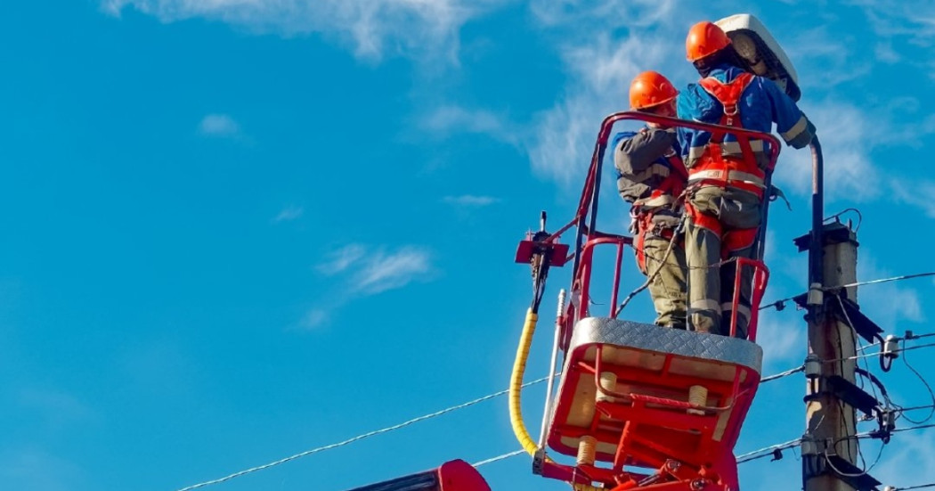 Foto que muestra dos personas con el uniforme de Enel Colombia 