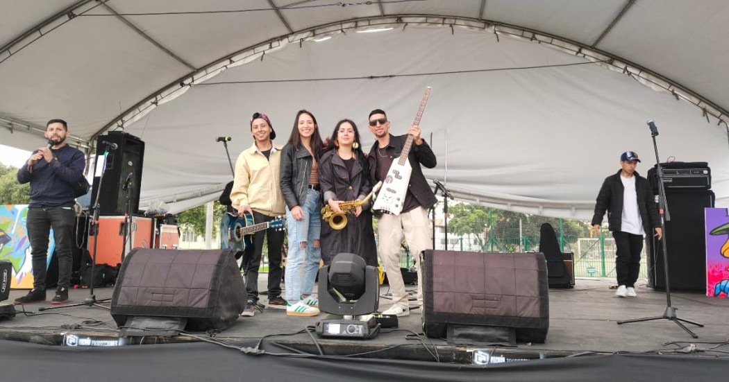 Un grupo musical en una tarima