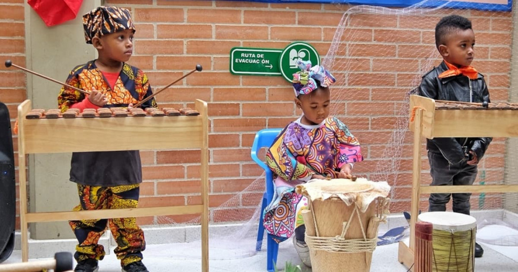 Niños tocando instrumentos musicales 