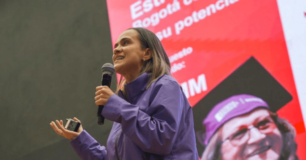 Secretaria de la Mujer, Laura Tami Leal, hablando con un micrófono.