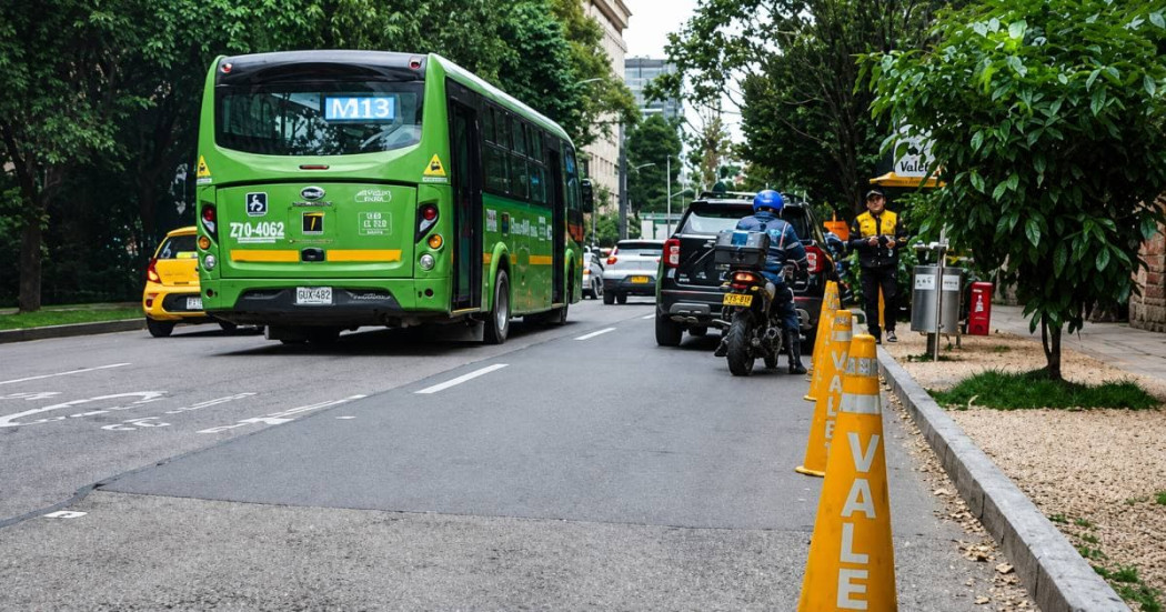 Foto de una vía de Bogotá donde se ve un carro y un bus