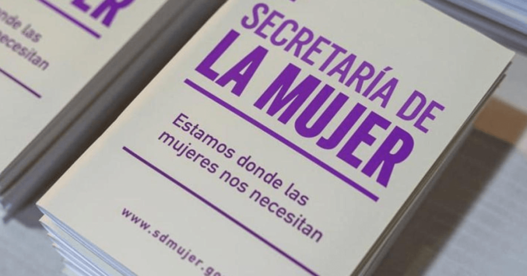 Folleto que dice: "Secretaría de la Mujer: estamos donde las mujeres nos necesitan".