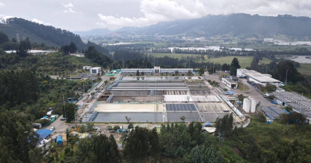Foto que muestra la planta Tibitoc con árboles y tanques de agua 