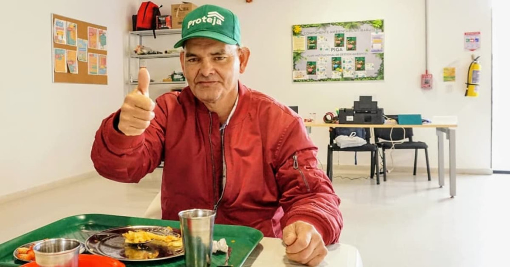 Un adulto recibiendo alimentación en un comedor de Integración Social 