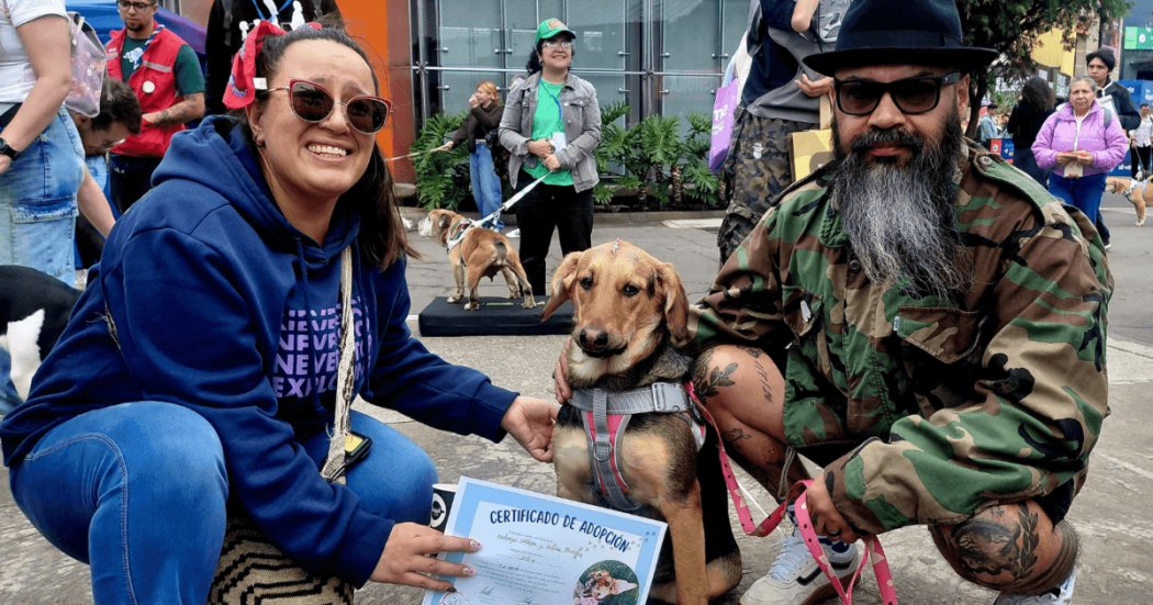 Personas posan junto a un perro adoptado durante una jornada de adopción animal en ExpoPet 2026.