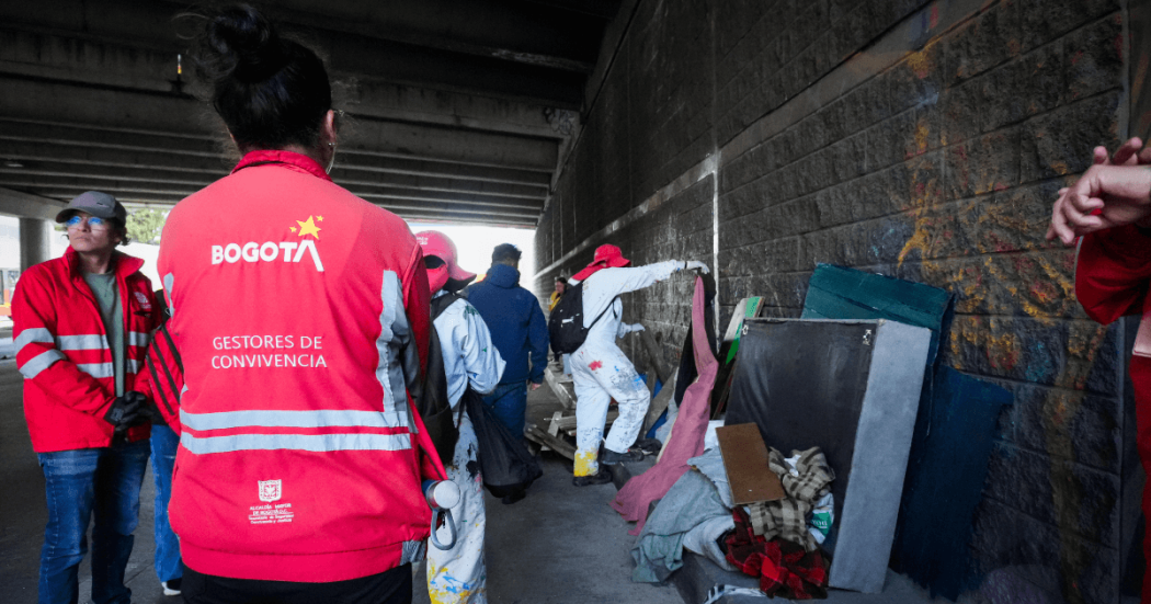Gestores de convivencia y funcionarios durante intervención en la calle 26. 