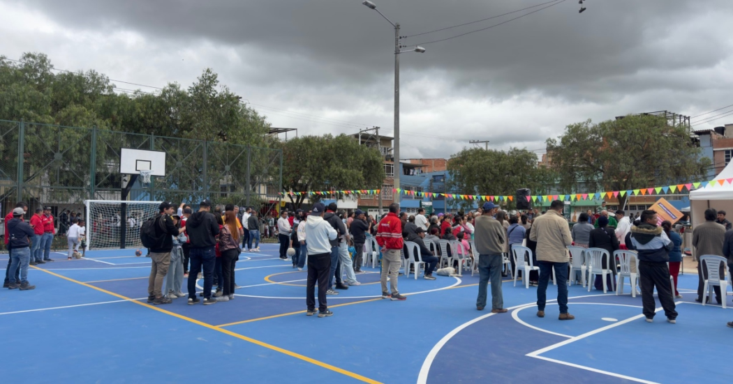 Foto que muestra personas reunidas en un parque público 