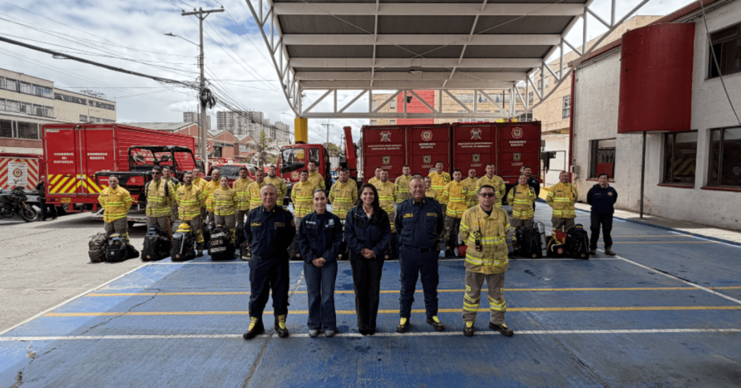 Directora del Cuerpo de Bomberos de Bogotá y el equipo especializado que se desplazará a Tolima.