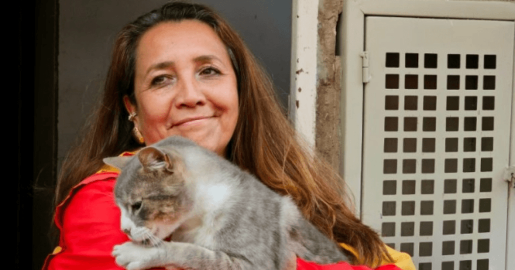 Mujer cargando a un gato.
