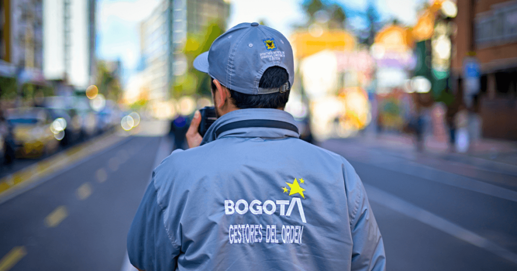 Foto de un Gestor del Orden en una calle de Bogotá.