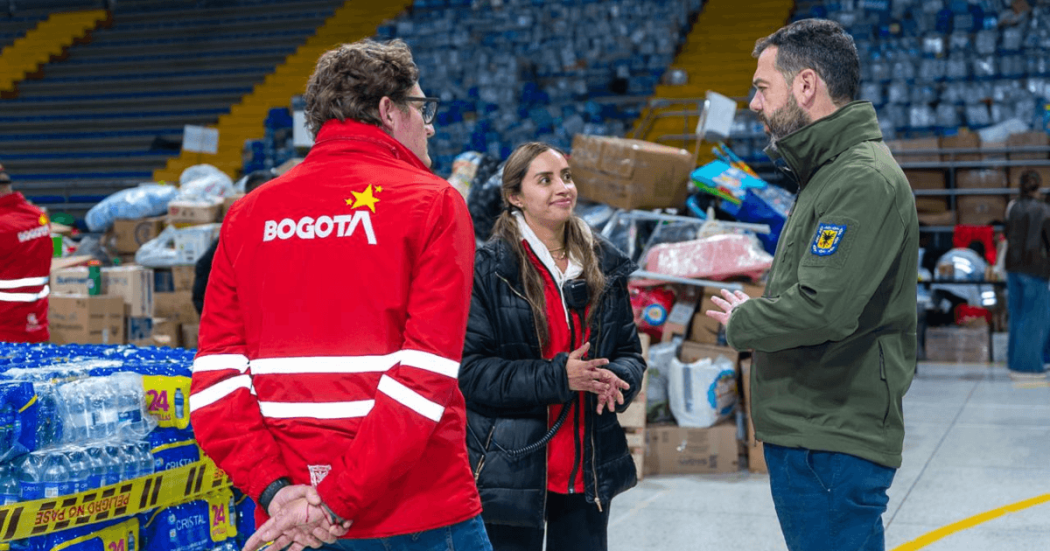 Alcalde Carlos Fernando Galán recorre un centro de acopio de ayudas humanitarias en Bogotá.