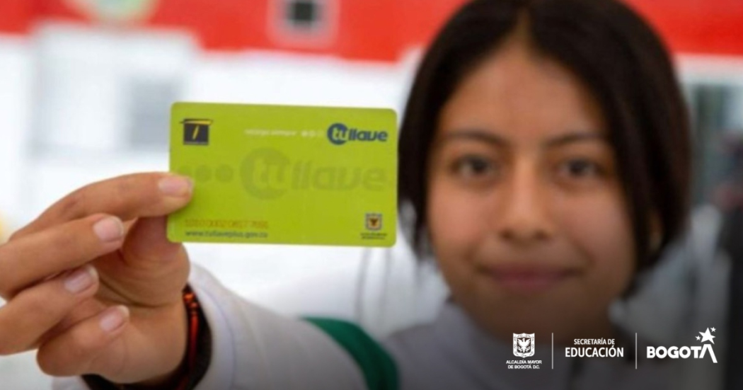 Foto que muestra una niña sosteniendo una tarjeta Tu Llave en las manos