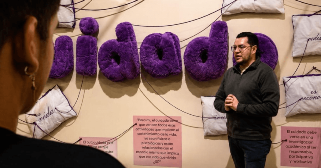 Hombre hablando durante taller sobre masculinidades.
