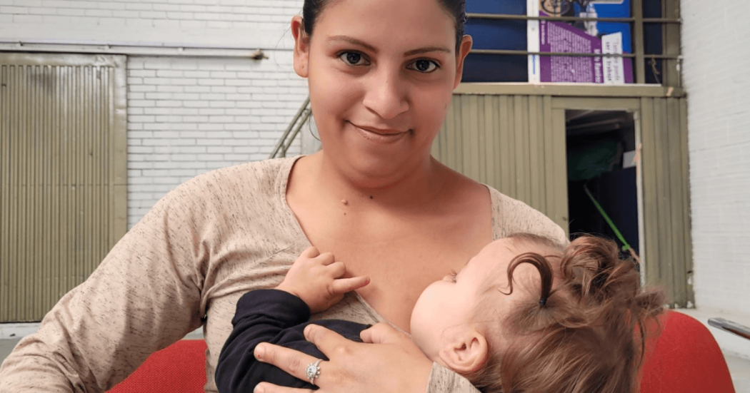 Mujer amamantando a un bebé.