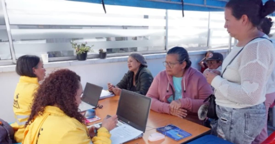 Adultos mayores consultando a funcionarios de la Secretaría de Integración Social
