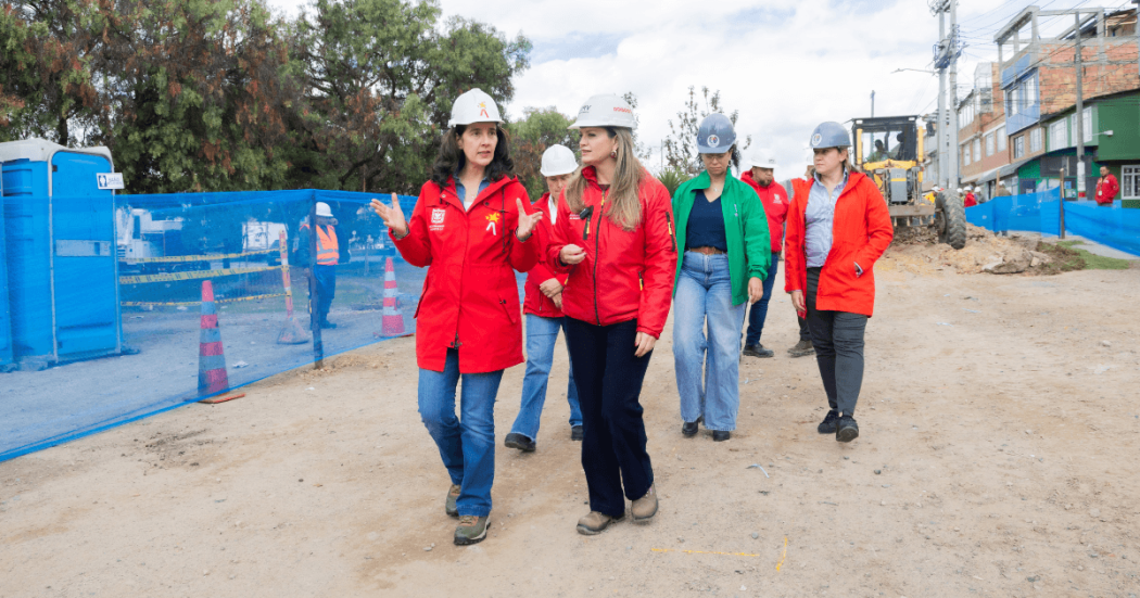 Personal técnico y funcionarios de la Secretaría de Ambiente recorren obra vial en Bosa durante una visita de seguimiento a los trabajos de transformación de una vía.