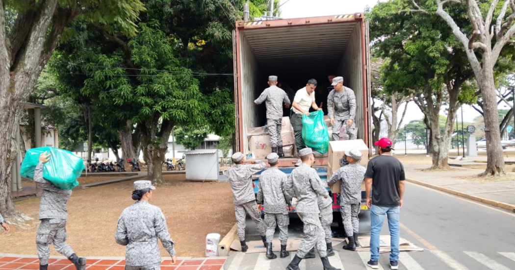 Foto de funcionarios recibiendo ayudas 