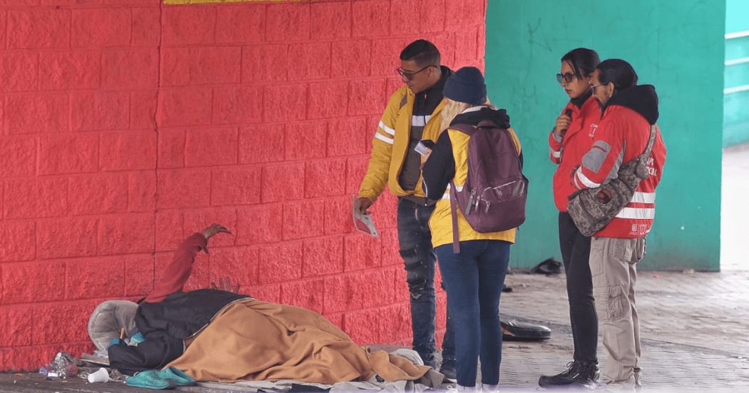 Foto que muestra a funcionarios de la Secretaría Distrital de Integración Social dialogando con un ciudadano habitante de calle para ofrecerle ayudas por parte de la entidad.