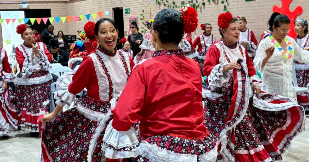 Foto de un grupo de mujeres bailando 