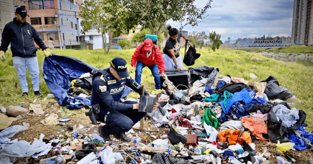 Funcionarios de las entidades recoguiendo basura de un sector del río Fucha, en Kennedy.
