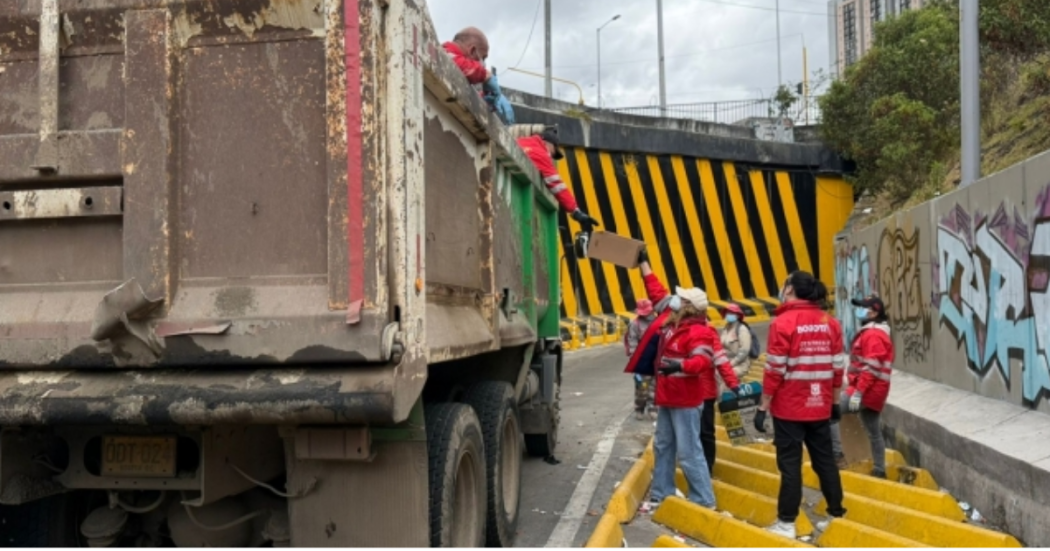 Foto de funcionarios del distrito en operativo de limpieza 