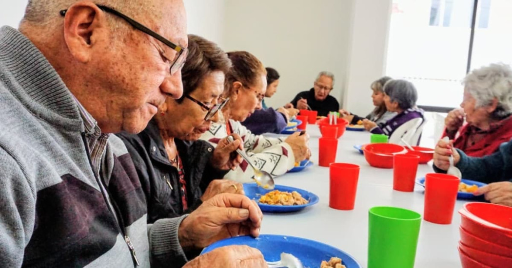 Adultos mayores alimentándose en un Casa de la Sabiduría