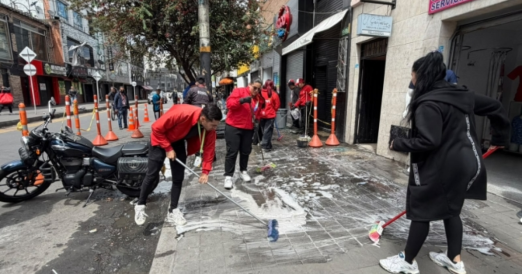 Foto de funcionarios del distrito en operativo de limpieza 