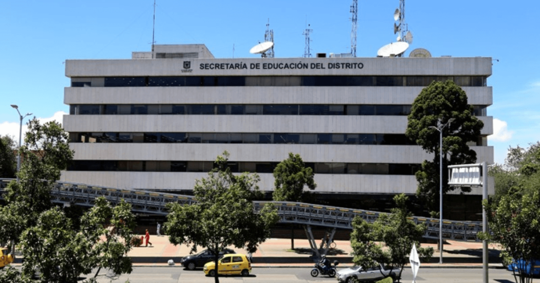 Foto que muestra una fachada de un edificio blanco con el letrero Secretaría de Educación 