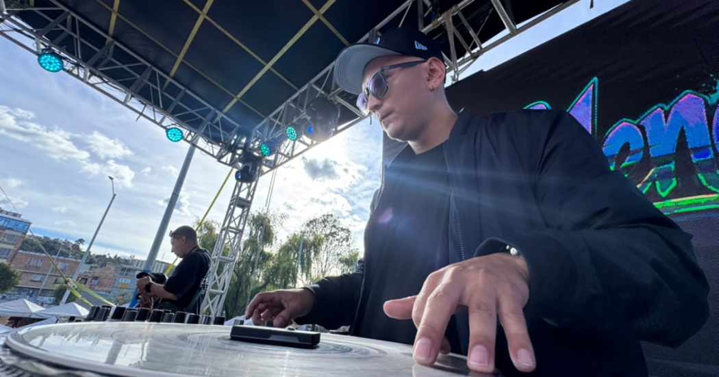 Foto de un dj en el festival de 'Hip Hop en la Cuarta' en Bogotá.