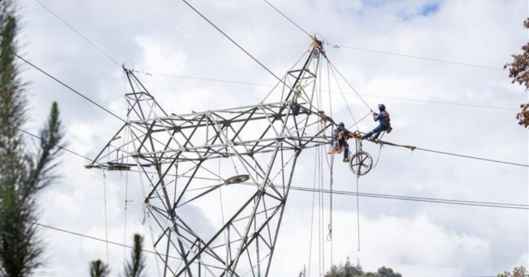 Foto que muestra una antena de energía 